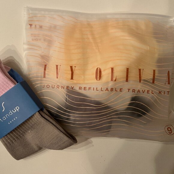 Travel Gift Set Ivy Olivia 9 Piece Refillable Kit and SinglesSwag Fay Socks New - Picture 1 of 13